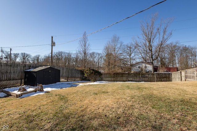 view of yard featuring a storage shed