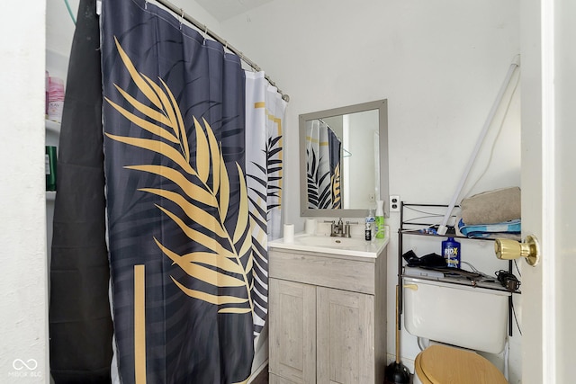 bathroom with a shower with curtain, vanity, and toilet