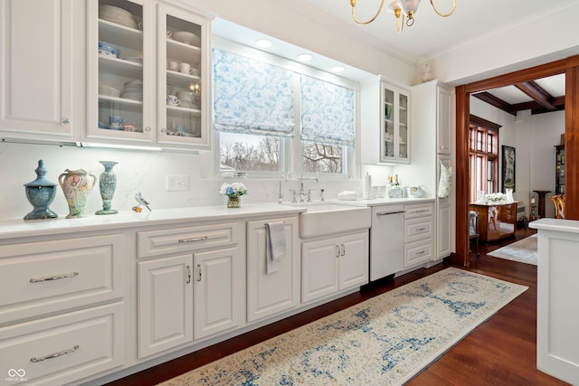 bar featuring sink, an inviting chandelier, crown molding, dark hardwood / wood-style flooring, and white cabinets