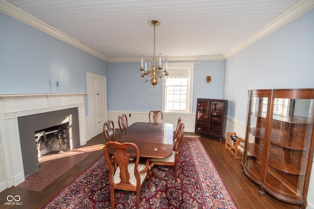 dining area with ornamental molding, dark hardwood / wood-style floors, and a chandelier