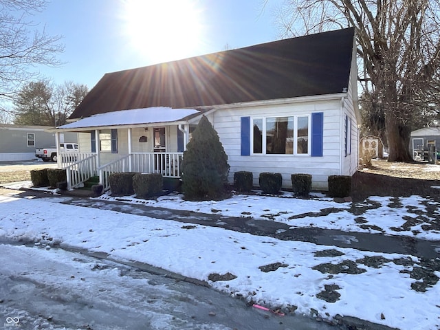 view of front of property featuring covered porch