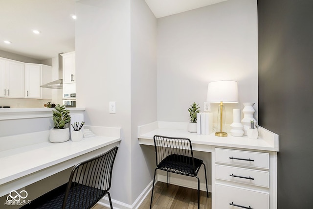 office area with recessed lighting, dark wood-style floors, built in desk, and baseboards