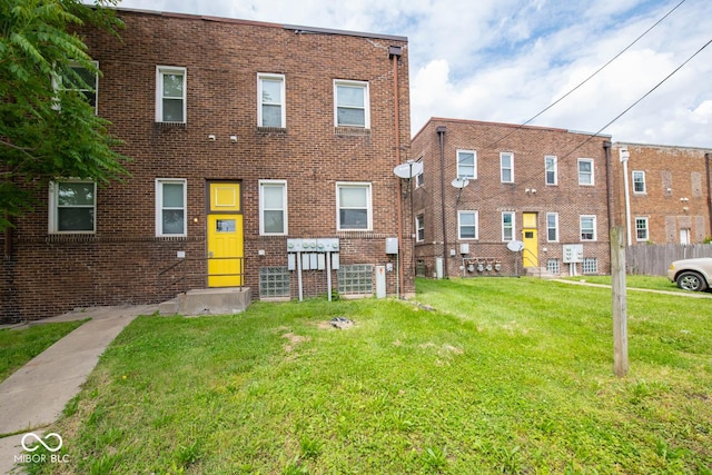 view of front facade featuring a front yard