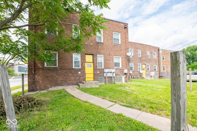 view of front facade with a front yard