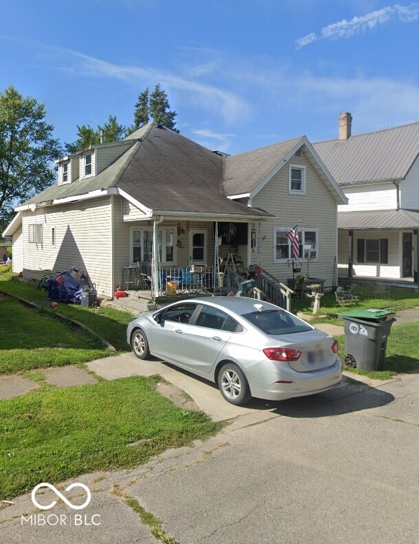 view of front of property featuring a porch and a front lawn