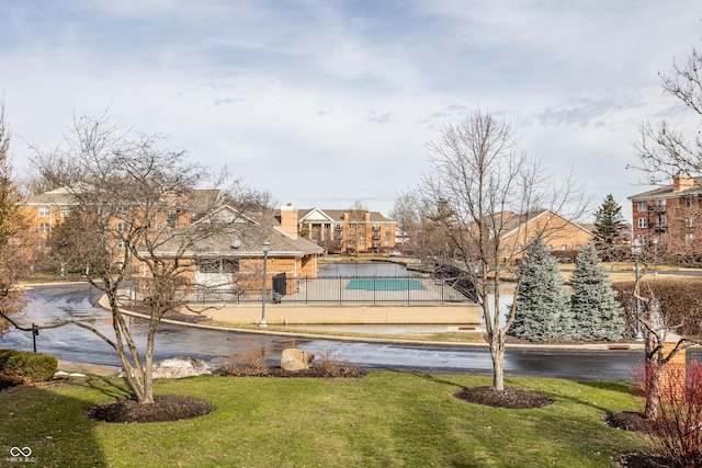 view of property's community featuring a lawn