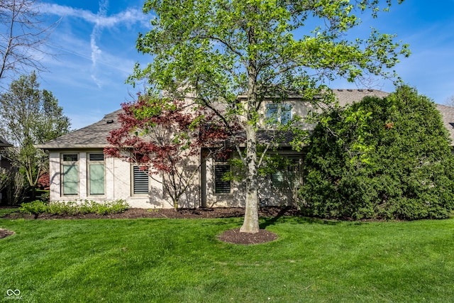 view of front facade with a front lawn