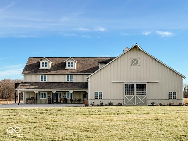 view of front of house featuring an outbuilding and a front lawn