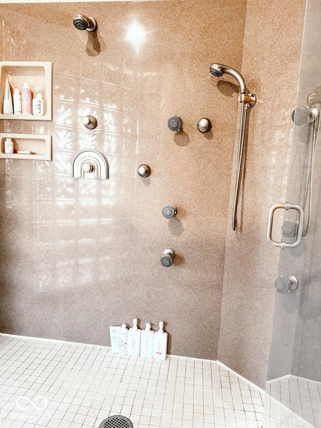 bathroom featuring tiled shower