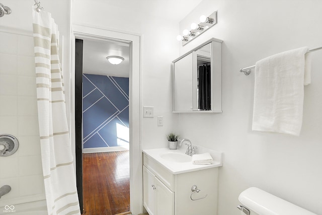 bathroom with a shower with curtain, vanity, and toilet