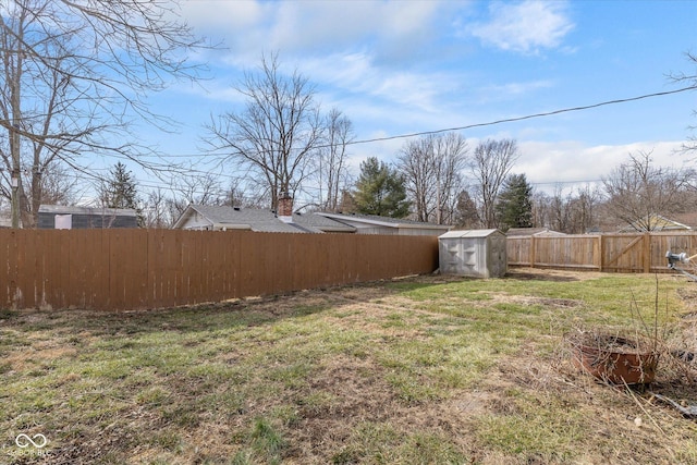 view of yard with an outbuilding