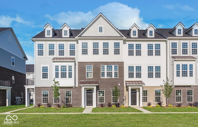 view of front of property with a front lawn