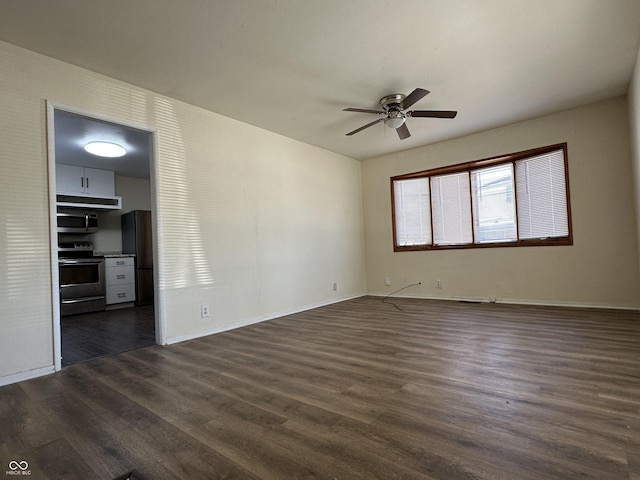 unfurnished room featuring dark wood-type flooring and ceiling fan