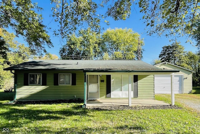 single story home with a front yard