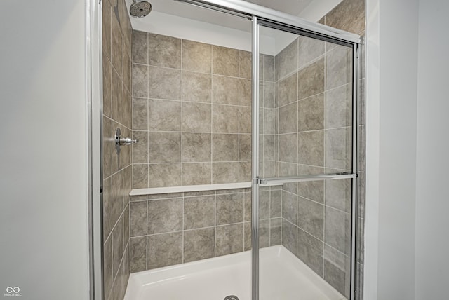 full bath with tiled shower