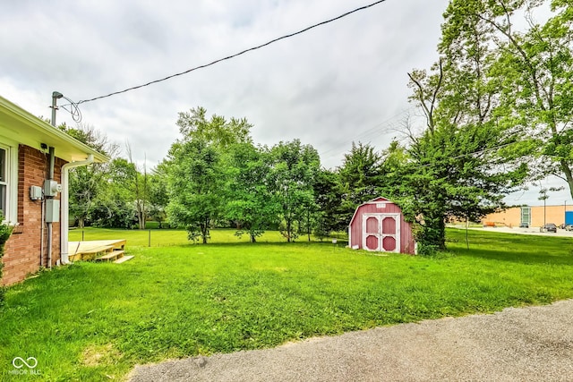 view of yard with a shed