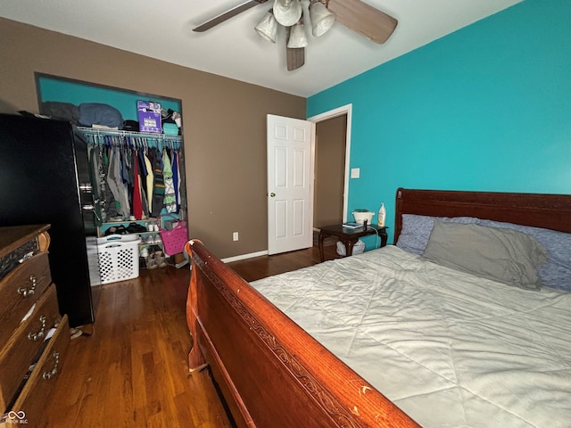 bedroom featuring ceiling fan, dark hardwood / wood-style flooring, and a closet