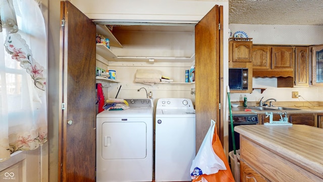 laundry room with sink and independent washer and dryer