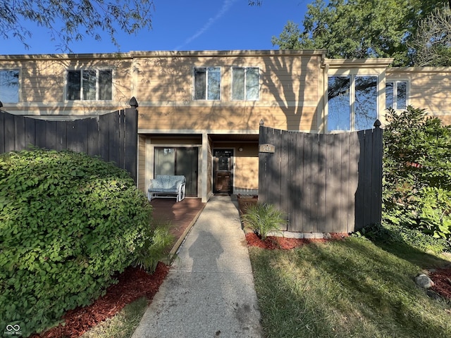 view of front of property featuring a front lawn