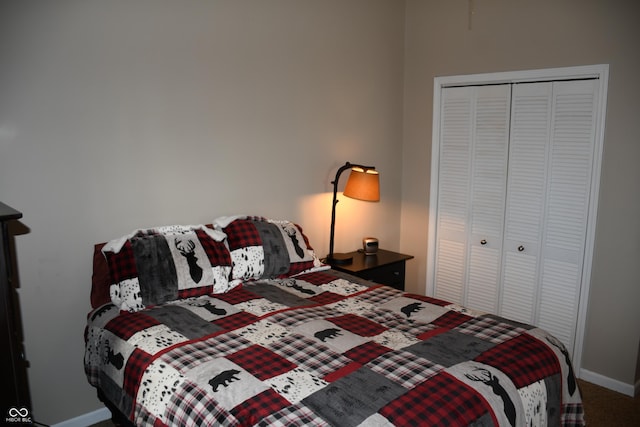 bedroom featuring carpet flooring and a closet