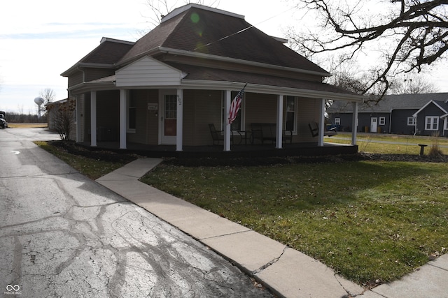 view of front of property featuring a porch and a front yard