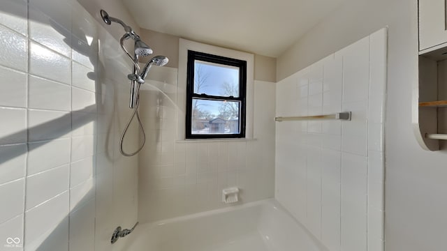 bathroom with tiled shower / bath combo