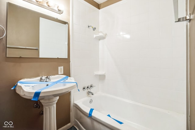 bathroom with tiled shower / bath combo