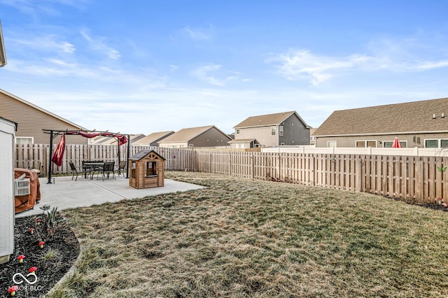 view of yard featuring a patio area