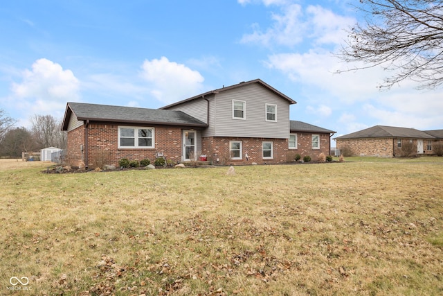 view of front of property featuring a front yard