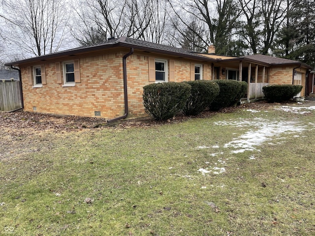 view of side of property featuring a lawn