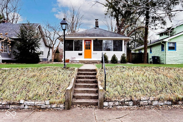 view of front of house featuring a front lawn