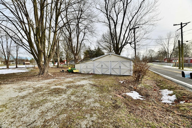 view of yard with a garage and an outdoor structure