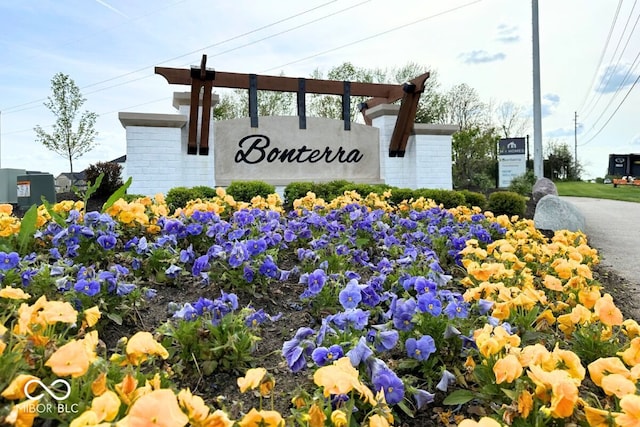 view of community / neighborhood sign