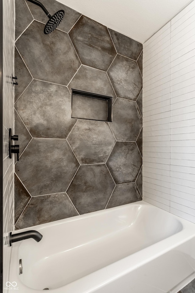 bathroom featuring tiled shower / bath