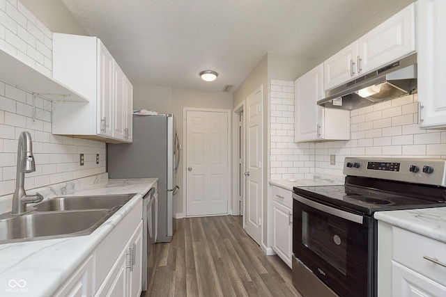 kitchen featuring sink, white cabinets, stainless steel appliances, dark wood-type flooring, and a textured ceiling