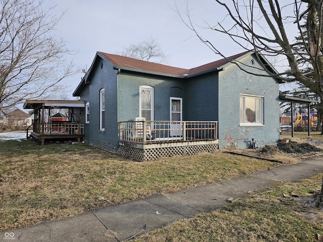 view of front facade featuring a carport and a front yard