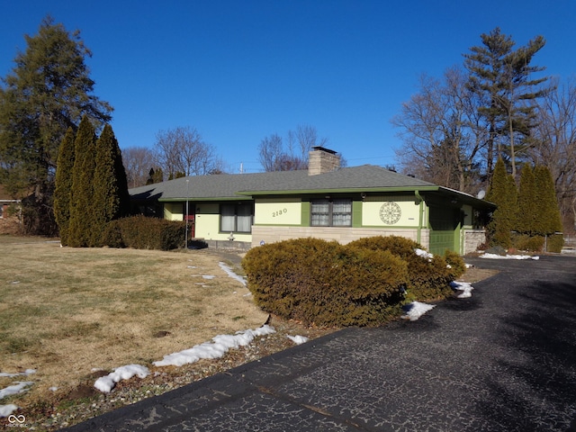 view of front of home featuring a front yard