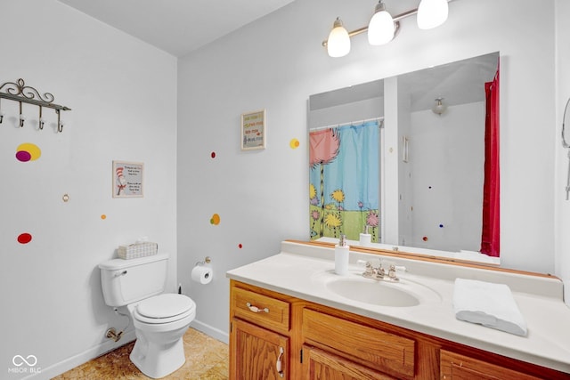full bathroom featuring baseboards, curtained shower, toilet, and vanity