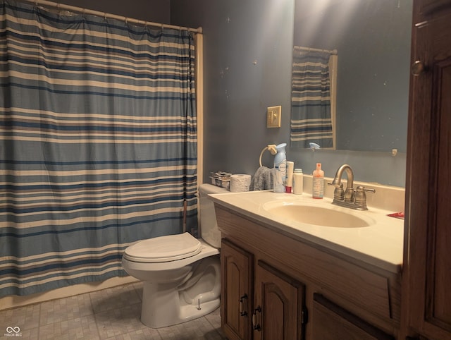 bathroom with a shower with curtain, vanity, and toilet