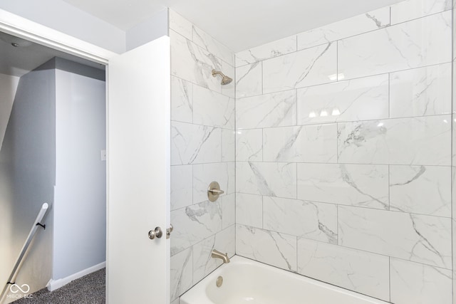 bathroom featuring tiled shower / bath combo