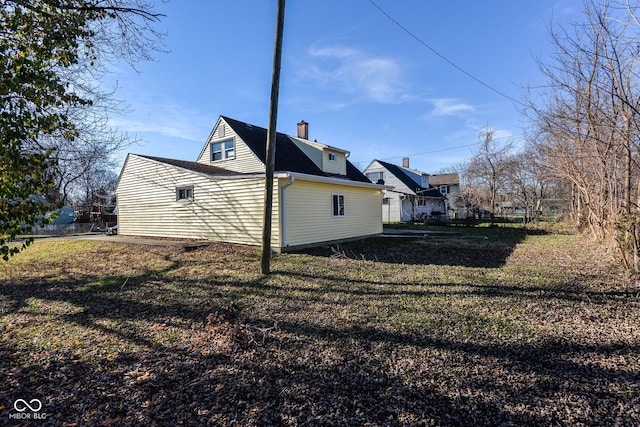 view of side of property featuring a lawn