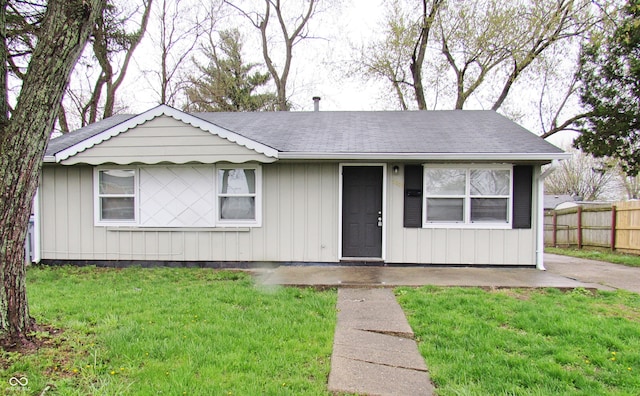 view of front of house with a front yard