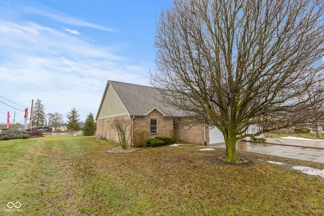 view of front of house with a front lawn