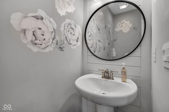 bathroom featuring sink