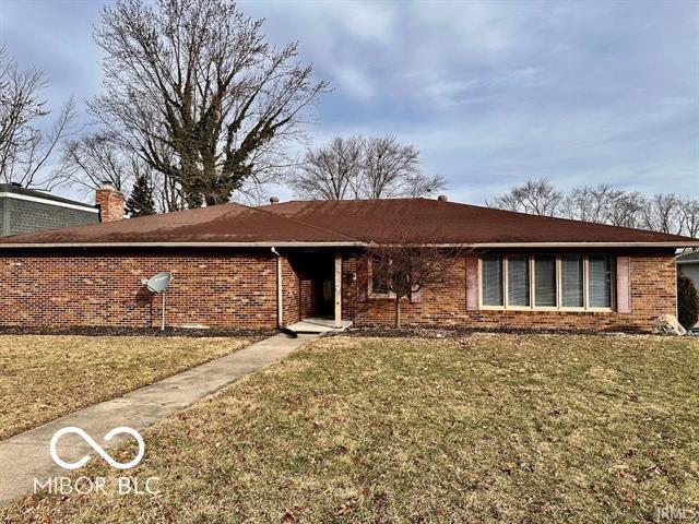 single story home featuring a front yard