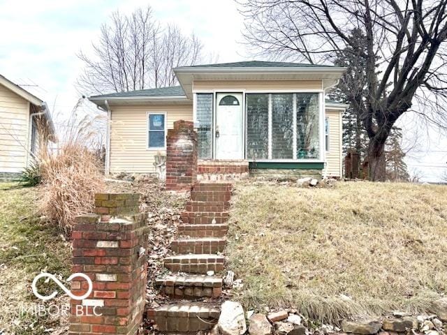 view of front facade with a front yard