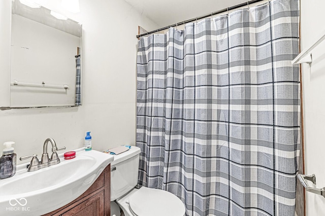 bathroom with a shower with curtain, vanity, and toilet