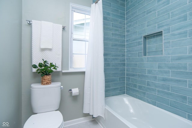 bathroom featuring a wealth of natural light, shower / tub combo with curtain, and toilet