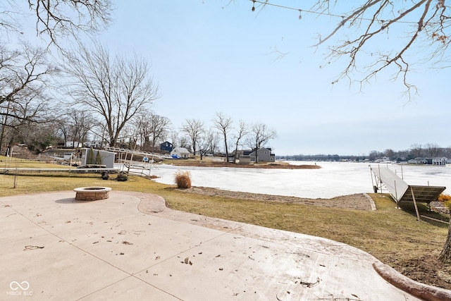 view of yard with a fire pit