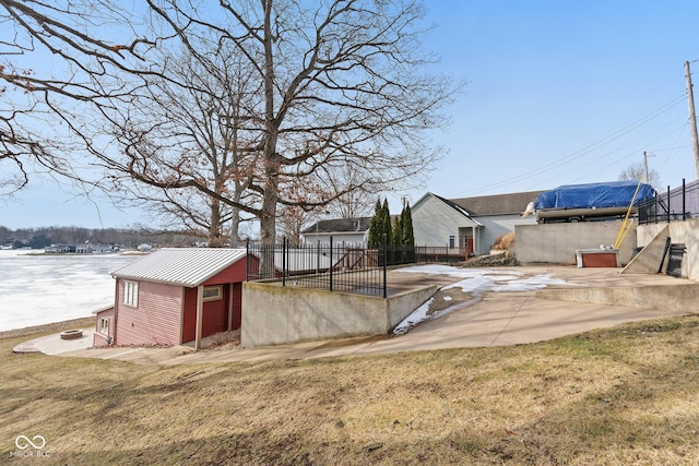 view of yard featuring a water view